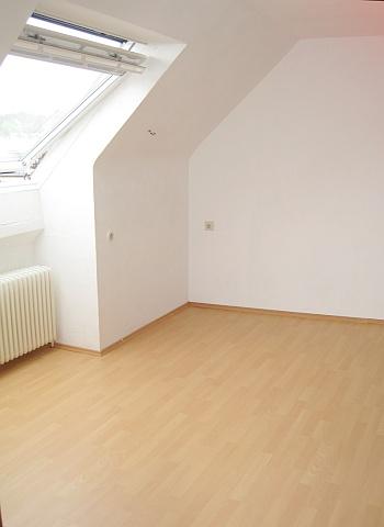 b_Zimmer - VERMIETET! 1190 Wien: Helle Single-Wohnung - Nähe Hugo-Wolf-Park - Dachgeschoss